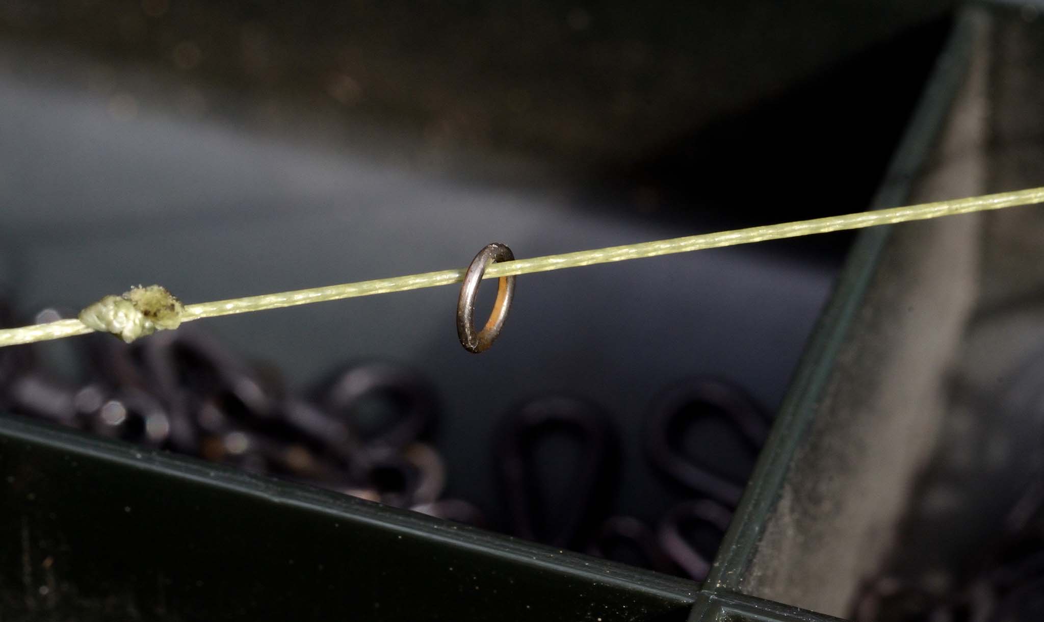 4. Заздалегідь протягніть на плетінку сталеве кільце Rig Ring